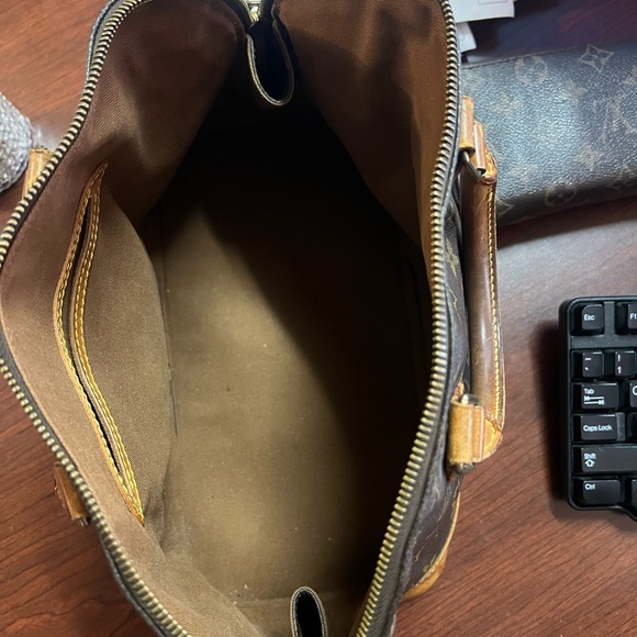 Louis Vuitton Brown Duffel Bag with Iconic Monogram and Structured Shape - Picture 3 of 3